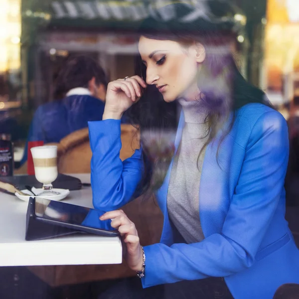 Μελαχρινή γυναίκα σε ρούχα επιχειρήσεων: γκρι πουλόβερ και μπλε σακάκι — Φωτογραφία Αρχείου