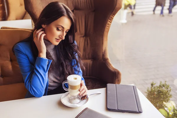 Femme brune en tenue de travail : pull gris et veste bleue — Photo