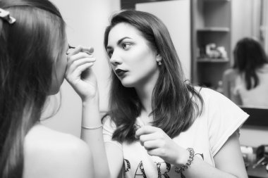 Esmer esmer br için makyaj uygulanması sanatçı kadın makyaj