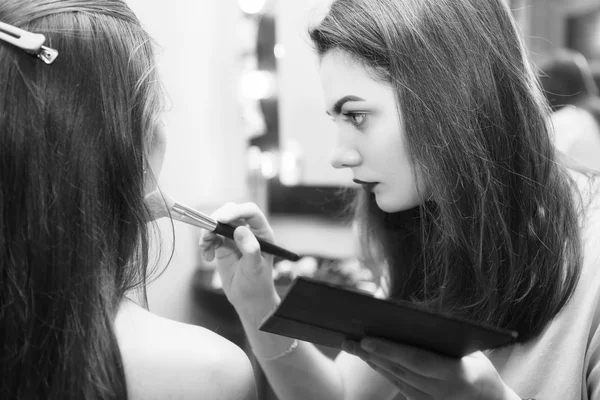 Morena compõem artista mulher aplicando maquiagem para uma morena br — Fotografia de Stock