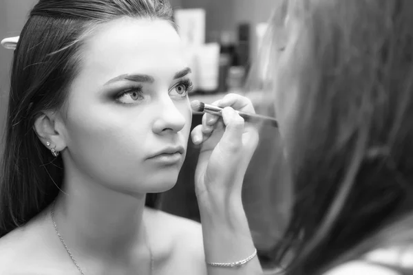 Brunette make-up artiest vrouw toepassing maken omhoog voor een brunette br — Stockfoto