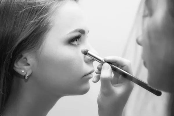 Brunette make up artist woman applying make up for a brunette br — Stock Photo, Image