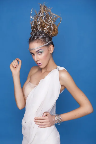 ギリシャ神話の美しいブルネット ブロンド若い skiny 女性 — ストック写真