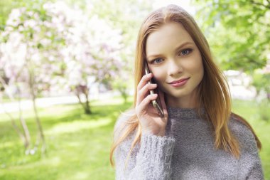 Güzel kızıl saçların zencefil taze cilt CA olan slim kadın