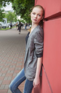 Güzel kızıl saçların zencefil taze cilt CA olan slim kadın