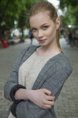 Güzel kızıl saçların zencefil taze cilt CA olan slim kadın