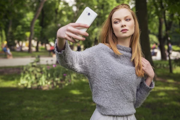 Güzel kızıl saçların zencefil taze cilt CA olan slim kadın