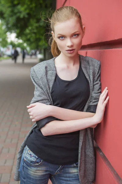 Güzel kızıl saçların zencefil taze cilt CA olan slim kadın