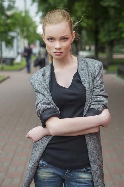 Mooie rode haren gember slanke jonge vrouw met frisse huid in ca — Stockfoto