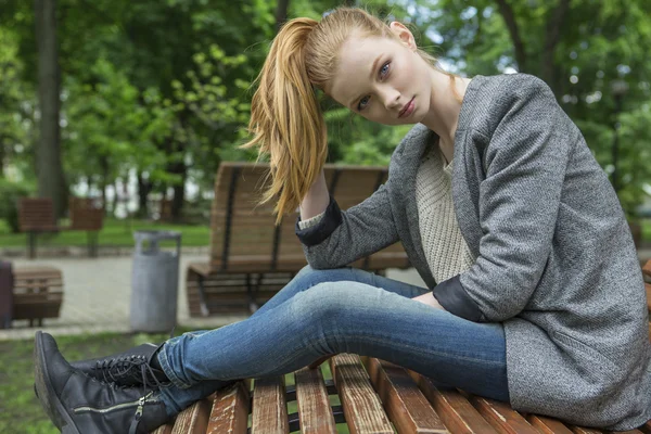 Mooie rode haren gember slanke jonge vrouw met frisse huid in ca — Stockfoto