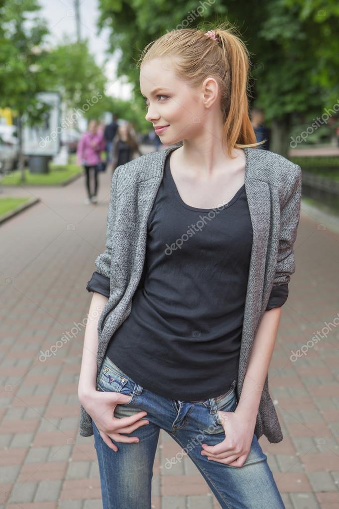 Schone Rote Haare Ingwer Schlanke Junge Frau Mit Frischer Haut In Ca Stockfoto C Annademy 111861152
