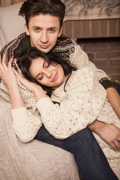 Piękna Brunetka Biała Romantyczna Kochająca Para Przytulnych Ciepłych Swetrach Domku — Zdjęcie stockowe