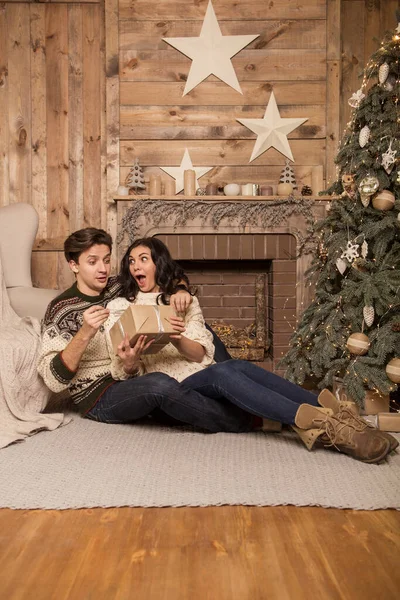 Mooi Brunette Kaukasisch Romantisch Liefdevol Koppel Gezellige Warme Truien Hut — Stockfoto