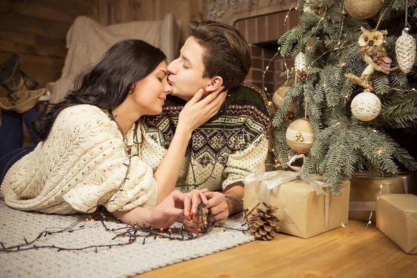 Schöne Brünette Kaukasische Romantische Liebespaar Gemütlichen Warmen Pullovern Der Kabine — Stockfoto