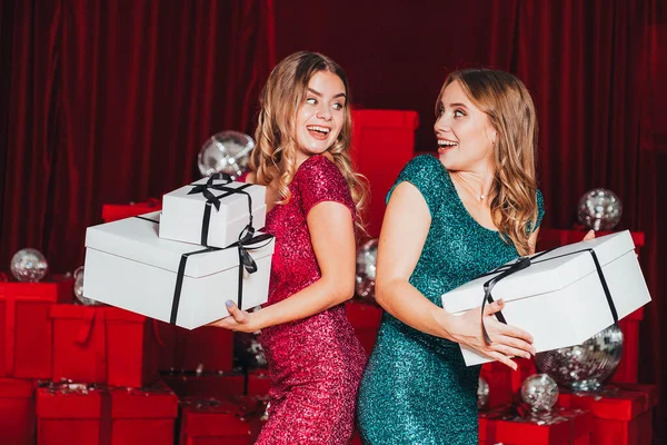 Deux Jolies Filles Heureuses Qui Fêtent Nouvel Noël Ils Boivent — Photo