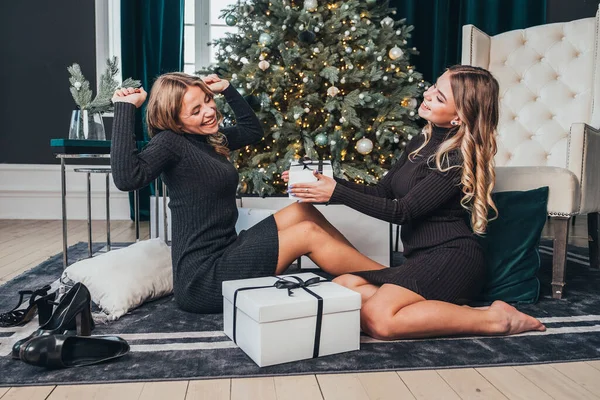 Две Веселые Счастливые Девушки Устраивают Новогоднюю Вечеринку Празднуют Рождество Пьют — стоковое фото