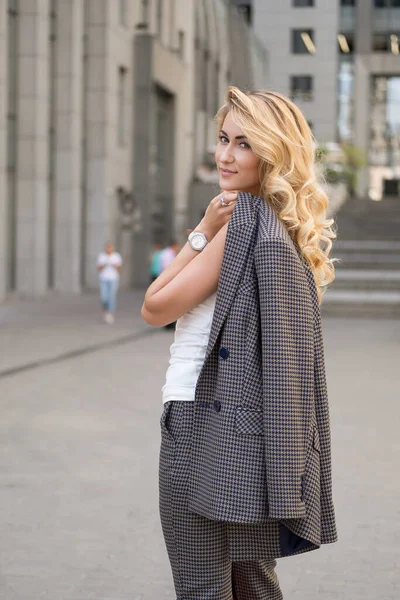 Vacker Blond Kvinna Grå Klassisk Smart Casual Outfit Utomhus Nära — Stockfoto