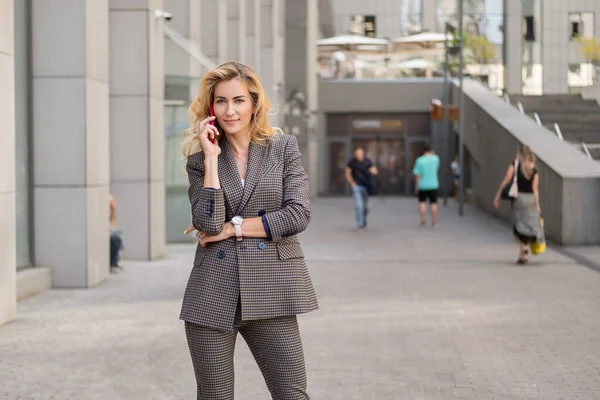 Hermosa Mujer Rubia Gris Clásico Traje Elegante Casual Aire Libre —  Fotos de Stock