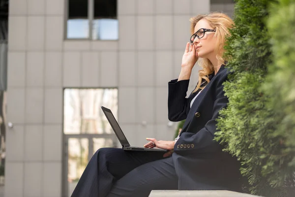 Schöne Blonde Frau Marineblauem Klassisch Lässigem Outfit Freien Der Nähe — Stockfoto