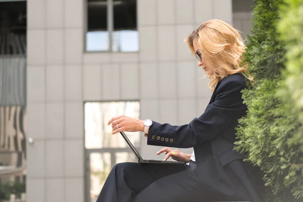 Beautiful Blonde Woman Navy Blue Classic Smart Casual Outfit Outdoors — Stock Photo, Image