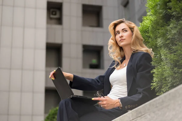 Beautiful Blonde Woman Navy Blue Classic Smart Casual Outfit Outdoors — Stock Photo, Image