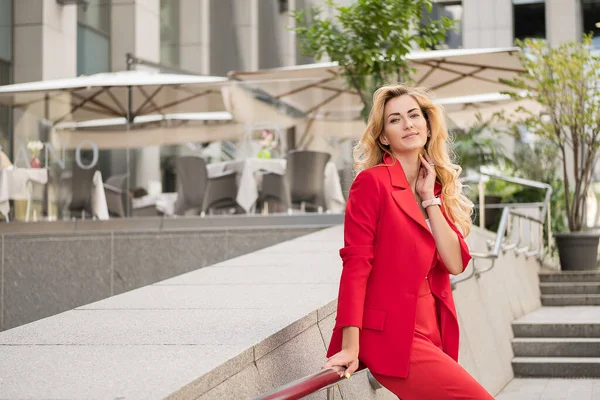 Beautiful Blonde Woman Red Classic Smart Casual Outfit Outdoors Tech — Stock Photo, Image