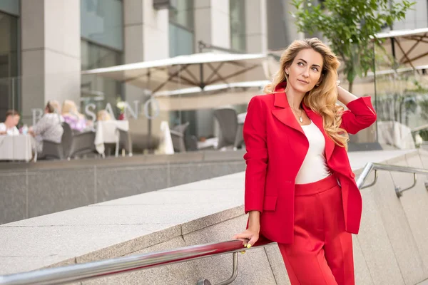 Vacker Blond Kvinna Röd Klassisk Smart Casual Outfit Utomhus Nära — Stockfoto