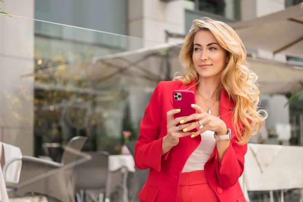 Beautiful Blonde Woman Red Classic Smart Casual Outfit Outdoors Tech — Stock Photo, Image