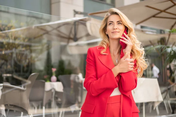 Beautiful Blonde Woman Red Classic Smart Casual Outfit Outdoors Tech — Stock Photo, Image