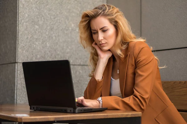 Schöne Blonde Frau Braunem Klassisch Lässigem Outfit Freien Der Nähe — Stockfoto