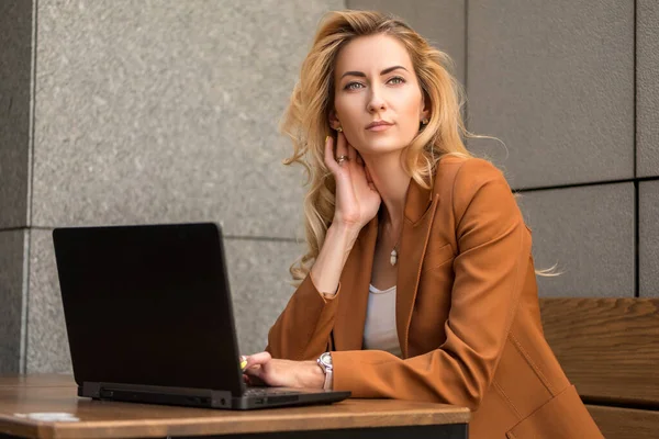 Schöne Blonde Frau Braunem Klassisch Lässigem Outfit Freien Der Nähe — Stockfoto