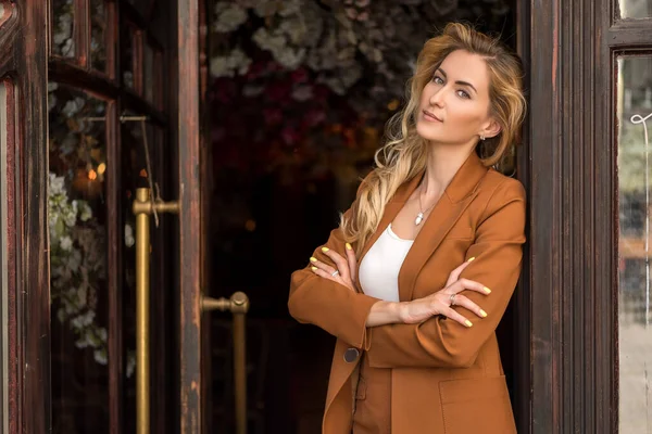 Vacker Blond Kvinna Brun Klassisk Smart Casual Outfit Utomhus Nära — Stockfoto