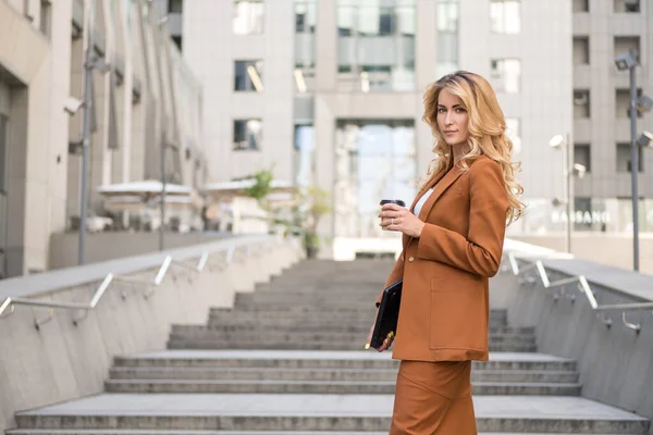 Schöne Blonde Frau Braunem Klassisch Lässigem Outfit Freien Der Nähe — Stockfoto