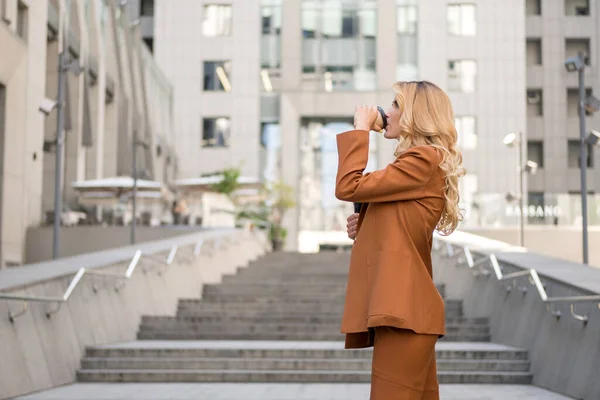 Beautiful Blonde Woman Brown Classic Smart Casual Outfit Outdoors Tech — Stock Photo, Image