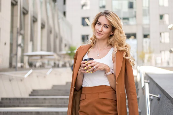 Beautiful Blonde Woman Brown Classic Smart Casual Outfit Outdoors Tech — Stock Photo, Image