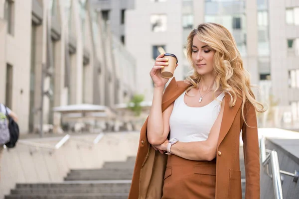 Beautiful Blonde Woman Brown Classic Smart Casual Outfit Outdoors Tech — Stock Photo, Image
