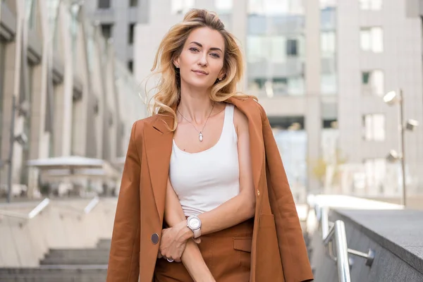 Vacker Blond Kvinna Brun Klassisk Smart Casual Outfit Utomhus Nära — Stockfoto