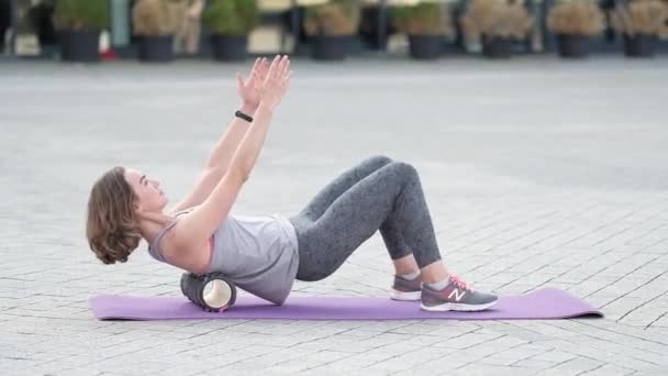 Slim fit dospělé ženy cvičení na venkovní trénink sám. Letní ranní portréty při západu slunce v akci na evropských ulicích s prostorem pro text — Stock video