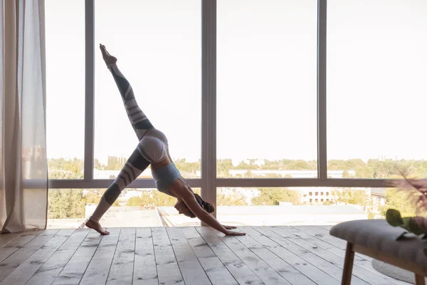 Mulher Faz Exercício Youga Pilates Casa Ela Está Sportswear Usando — Fotografia de Stock