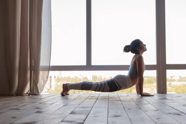 Mulher Faz Exercício Youga Pilates Casa Ela Está Sportswear Usando — Fotografia de Stock