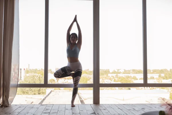 Žena Cvičí Doma Nebo Pilates Sportovní Oblečení Rohožku Slim Flexibilní — Stock fotografie