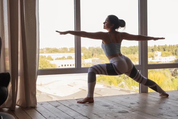 Žena Cvičí Doma Nebo Pilates Sportovní Oblečení Rohožku Slim Flexibilní — Stock fotografie