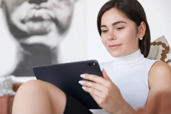 Brunette Caucasian Woman White Blouse Black Skirt Working Internet Using — Stock Photo, Image