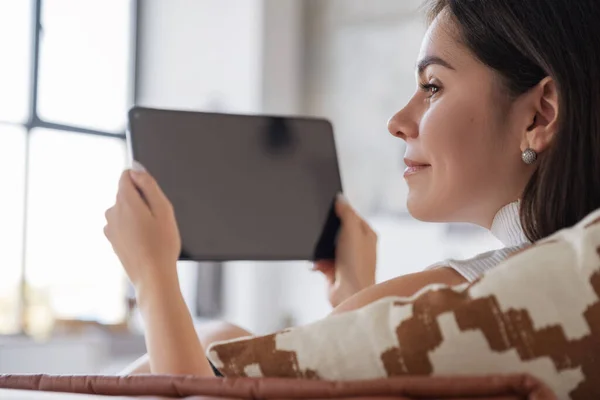 Brunette Caucasian Woman White Blouse Black Skirt Working Internet Using — Stock Photo, Image