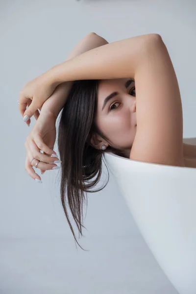 Morena Caucásica Mujer Adulta Yacía Baño Relajante Sensual Retrato Sexy — Foto de Stock