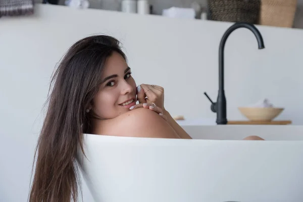 Brunett Kaukasisk Vuxen Kvinna Låg Badet Avkopplande Sensuellt Sexigt Porträtt — Stockfoto