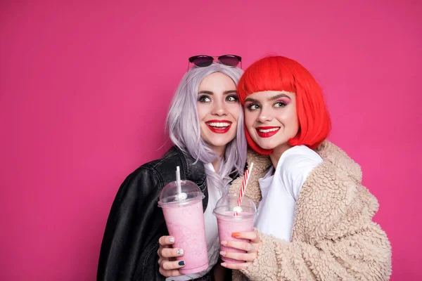 Dvě Roztomilé Přítelkyně Žena Vypadá Jako Teenageři Stojící Růžovém Pozadí — Stock fotografie