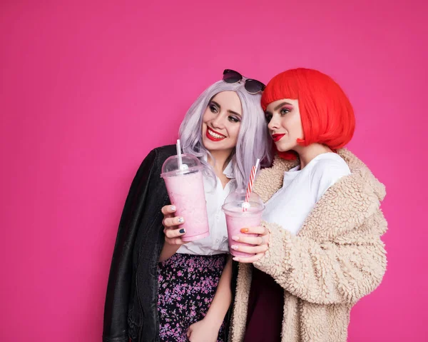 Dvě Roztomilé Přítelkyně Žena Vypadá Jako Teenageři Stojící Růžovém Pozadí — Stock fotografie