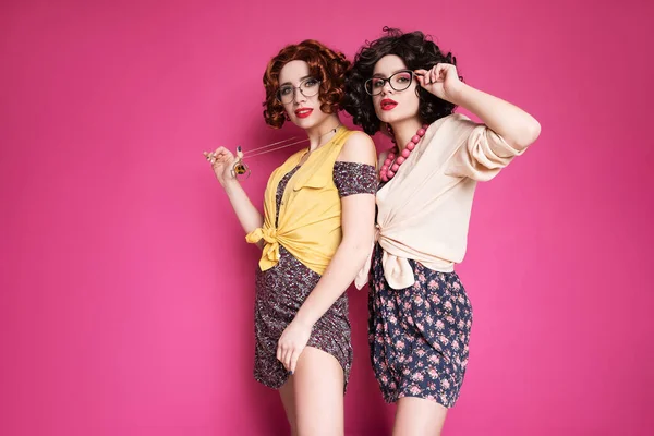 Zwei Niedliche Freundinnen Die Wie Nerdige Buchhalter Auf Rosa Hintergrund — Stockfoto