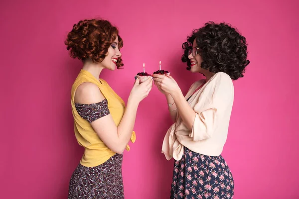 Zwei Niedliche Freundinnen Die Wie Nerdige Buchhalter Auf Rosa Hintergrund — Stockfoto